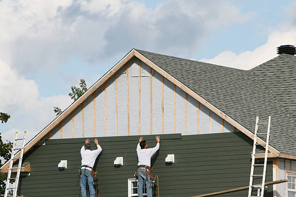 Professional Vinyl Siding technician working in Barclay, NJ